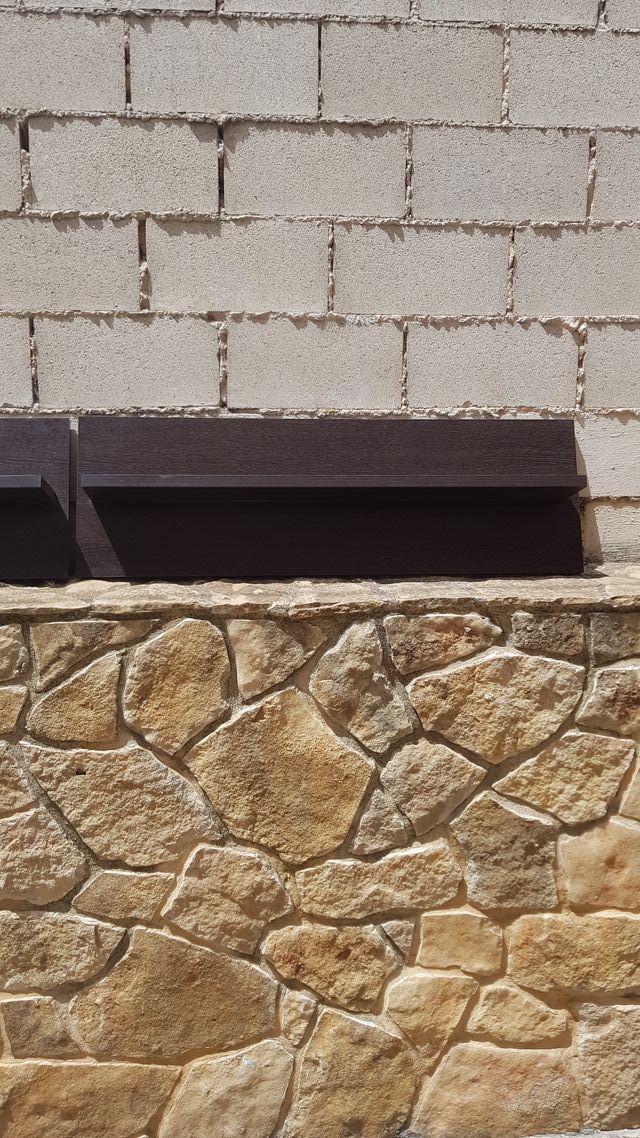 Baldas de madera color wengué. estanterias