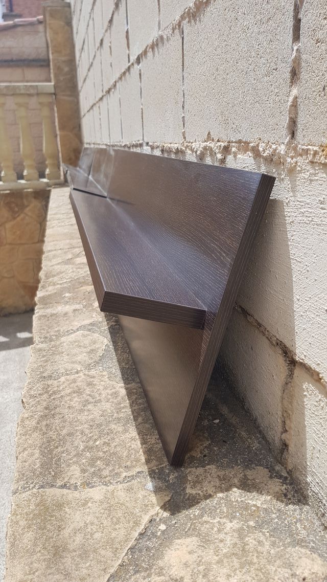 Baldas de madera color wengué. estanterias