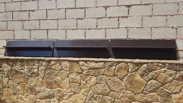 Baldas de madera color wengué. estanterias