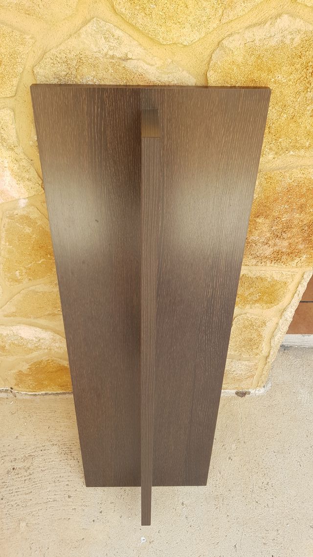 Baldas de madera color wengué. estanterias