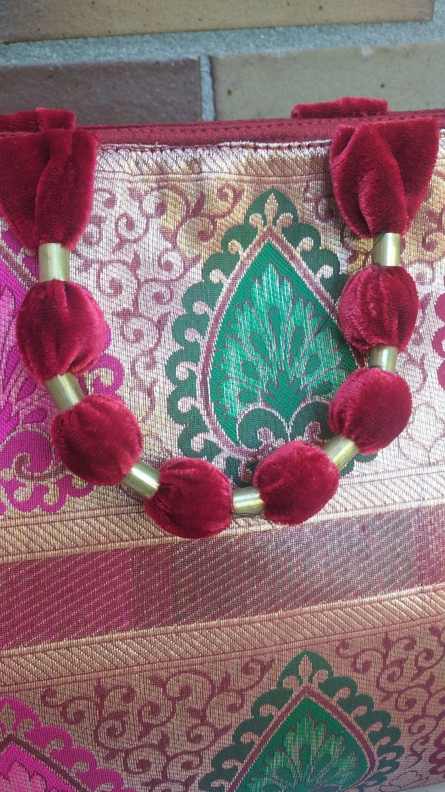 Bolso de seda bordada.Sin estrenar.