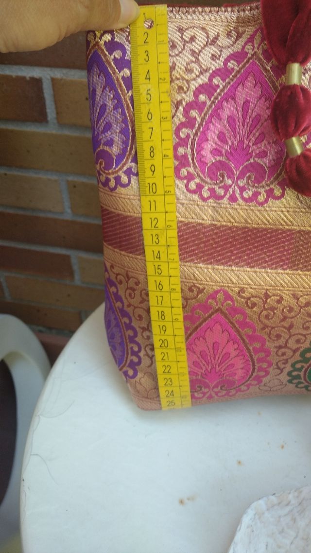 Bolso de seda bordada.Sin estrenar.