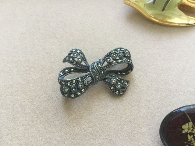 Set de 4 broches en perfecto estado + caja