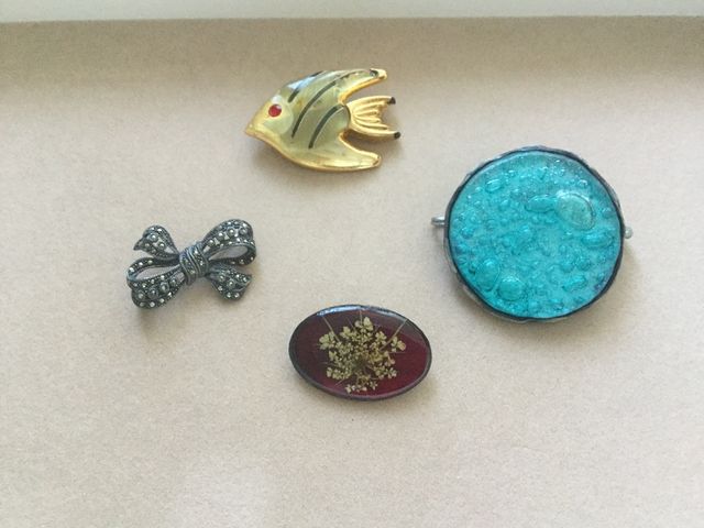 Set de 4 broches en perfecto estado + caja