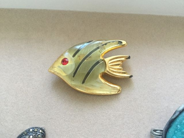 Set de 4 broches en perfecto estado + caja