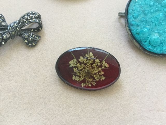 Set de 4 broches en perfecto estado + caja