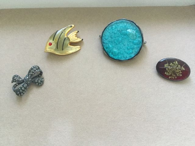 Set de 4 broches en perfecto estado + caja