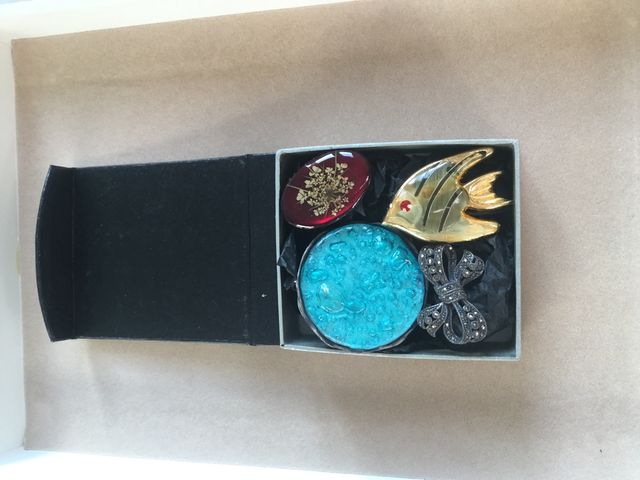 Set de 4 broches en perfecto estado + caja