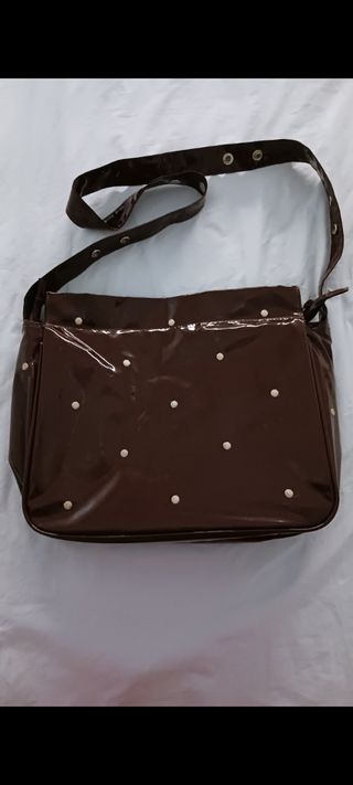 Bolsa de carro, biberón y documentos.