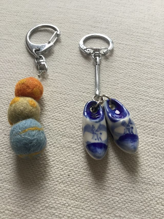 2 llaveros nuevos. Fieltro y porcelana
