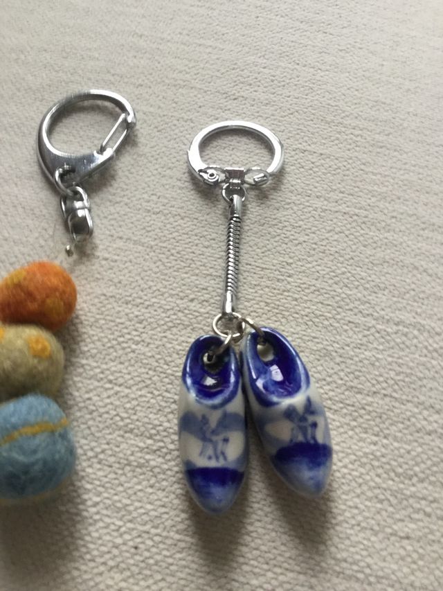 2 llaveros nuevos. Fieltro y porcelana