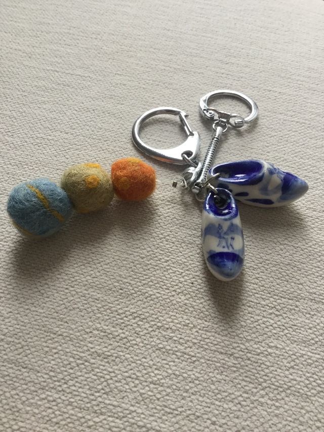 2 llaveros nuevos. Fieltro y porcelana