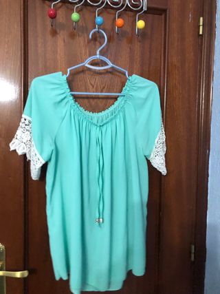 Blusa verde claro con mangas con encaje