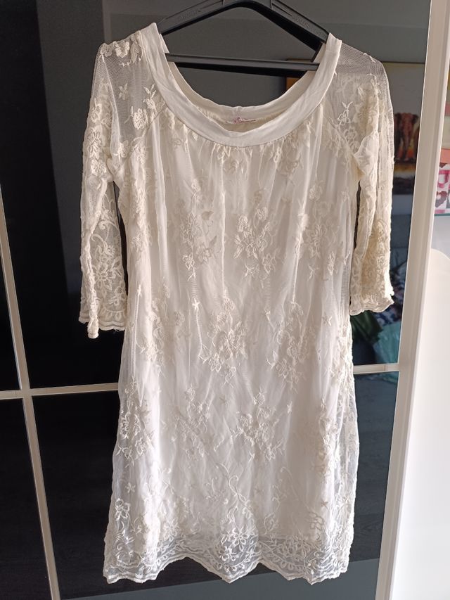 vestido blanco y zapatos a juego