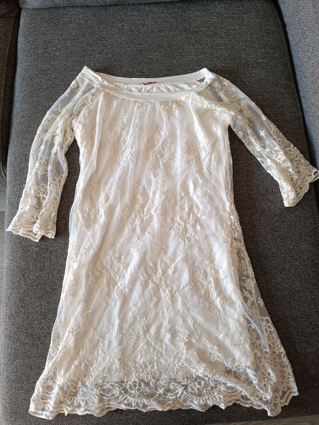 vestido blanco y zapatos a juego