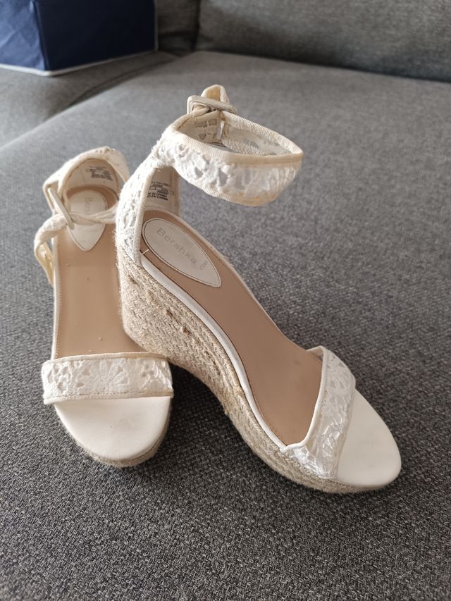 vestido blanco y zapatos a juego