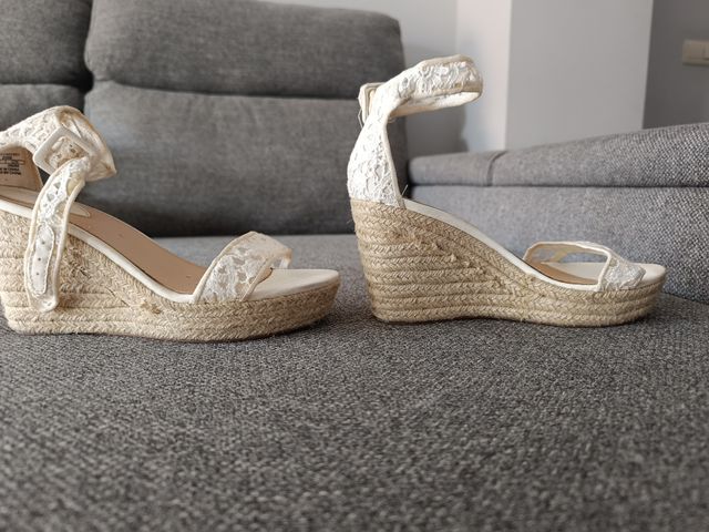 vestido blanco y zapatos a juego