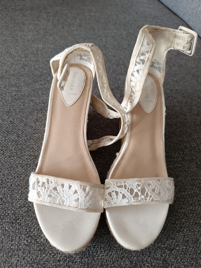 vestido blanco y zapatos a juego