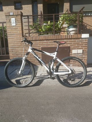 MTB con doble suspensión Fox.