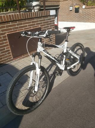 MTB con doble suspensión Fox.