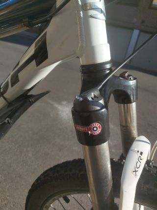 MTB con doble suspensión Fox.