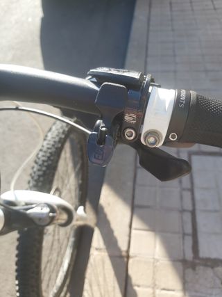 MTB con doble suspensión Fox.