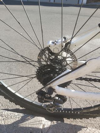 MTB con doble suspensión Fox.