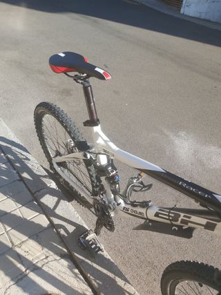 MTB con doble suspensión Fox.