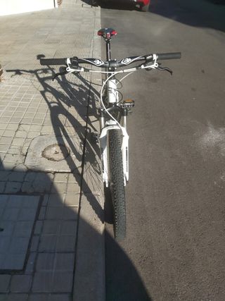 MTB con doble suspensión Fox.