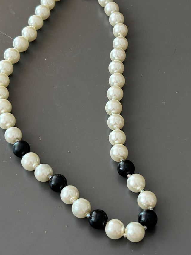 Collar perlas negras y blancas