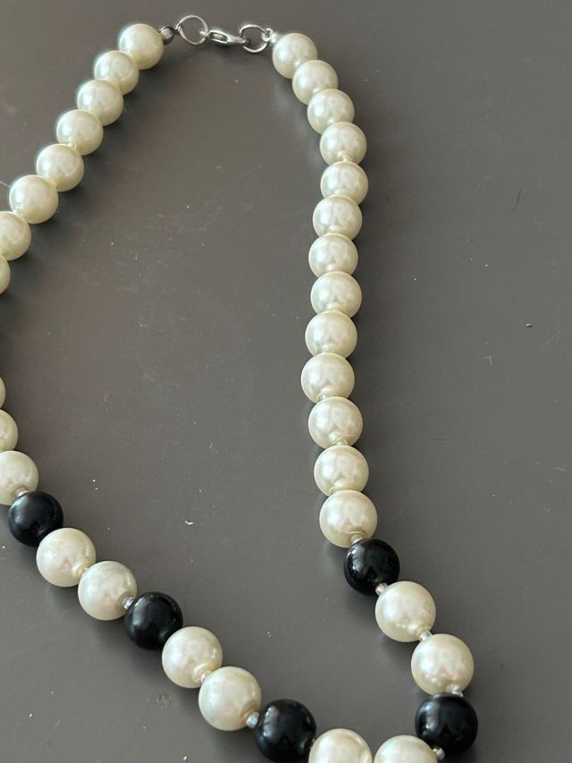 Collar perlas negras y blancas