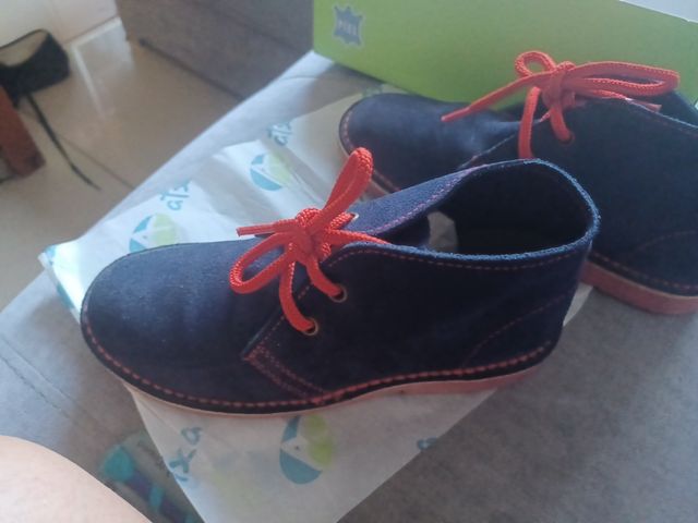 Zapato piel talla 33. Atxa,la Colmena