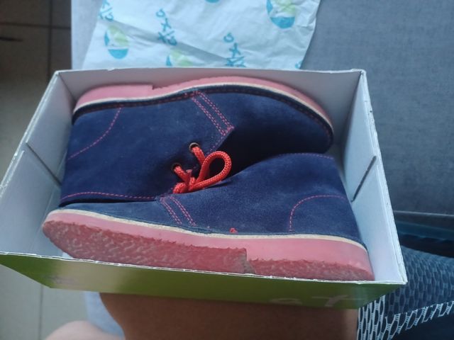 Zapato piel talla 33. Atxa,la Colmena