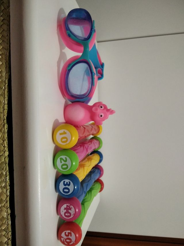 gafas de bucear y juguetes de recoger