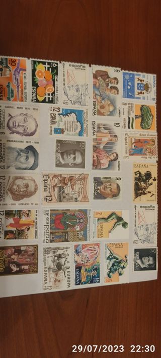 43 Sellos y 1 Hojita Nuevos de España
