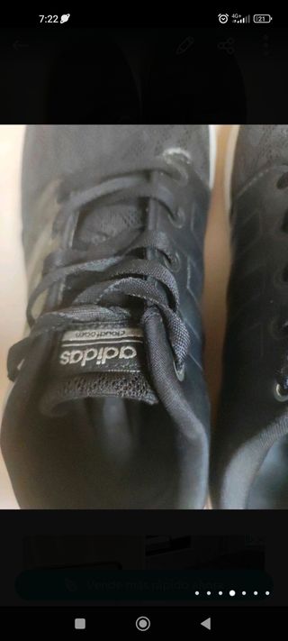 zapatillas de deporte negras.