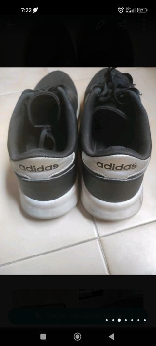 zapatillas de deporte negras.