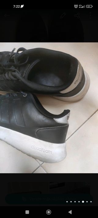 zapatillas de deporte negras.