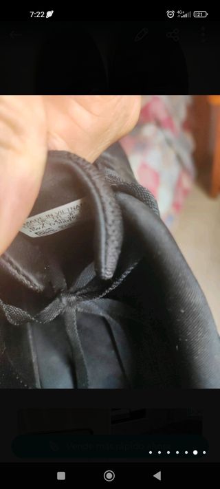 zapatillas de deporte negras.