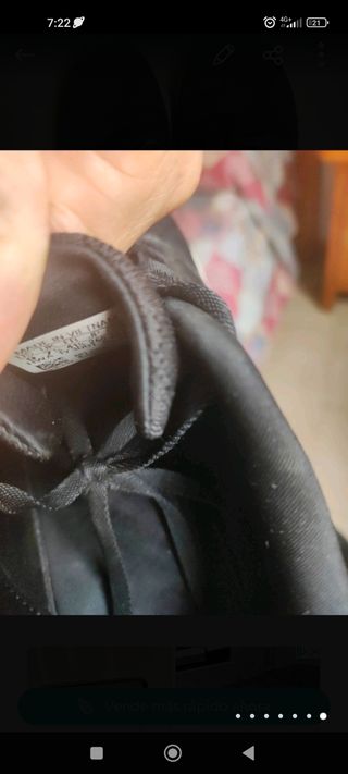 zapatillas de deporte negras.