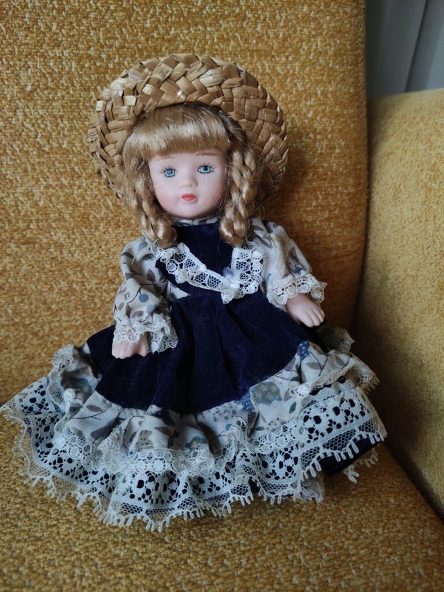 muñequita de porcelana.