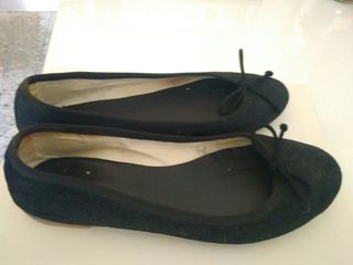 Zapato manoletinas de ante negro. Marca Mango 