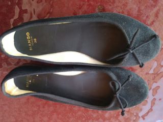 Zapato manoletinas de ante negro. Marca Mango 