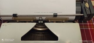 Maquina antigua de escribir, solo en persona