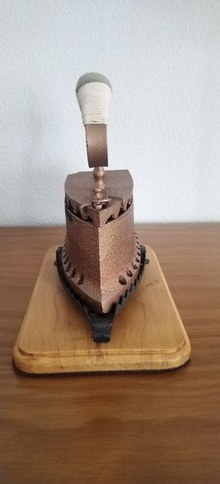 Plancha antigua de carbón con peana