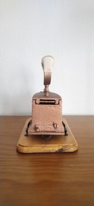 Plancha antigua de carbón con peana