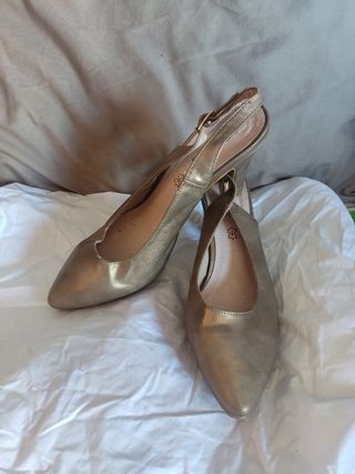 Zapato dorado abierto atrás 
