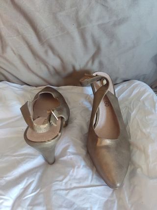 Zapato dorado abierto atrás 