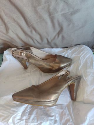 Zapato dorado abierto atrás 