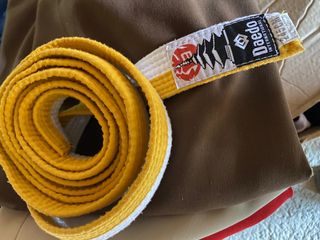 cinturon karate blanco/amarillo
